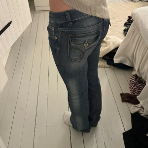 Lågmidjade jeans - Lågmidjade bootcut jeans, lite för långa på mig som är 164. Köpta i Tyskland i somras🥰 Tryck gärna köp nu!!