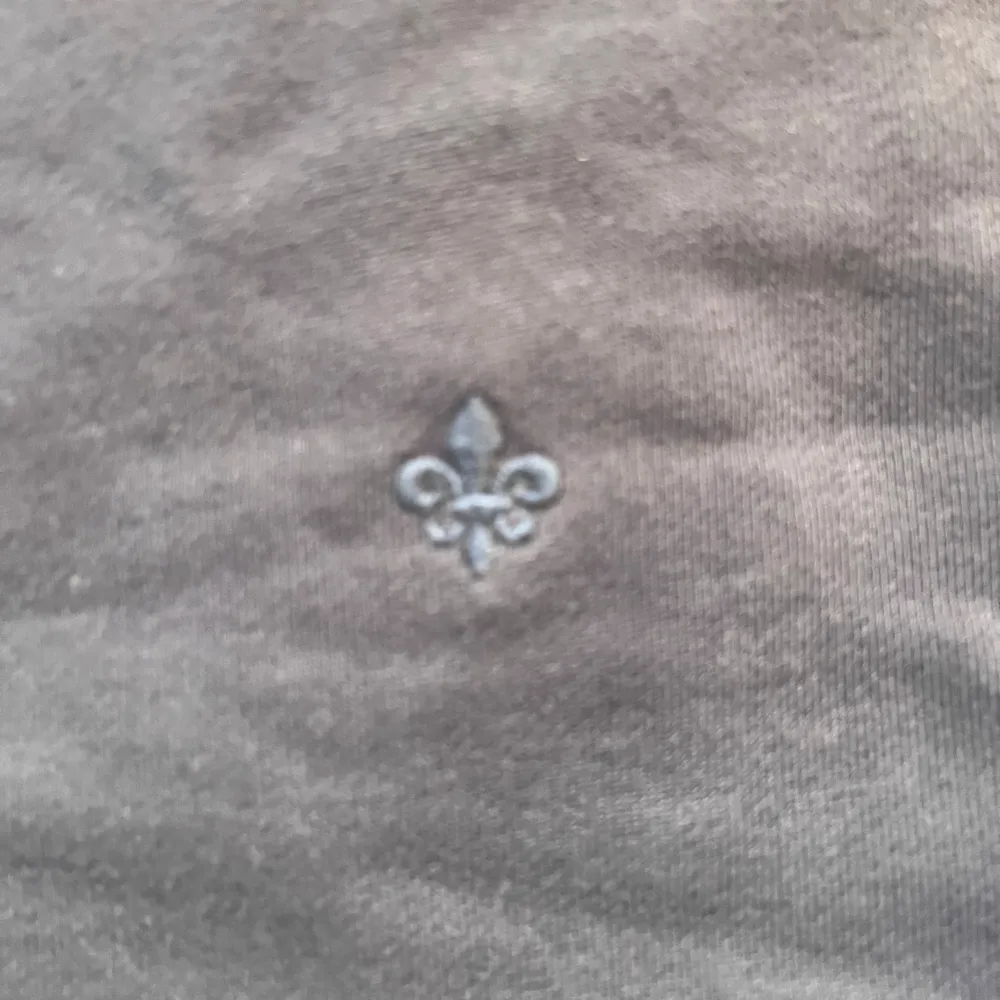Säljer en stilren tröja från Morris i storlek XS. Tröjan är i bomull och har en liten broderad detalj på bröstet. Perfekt för både vardag och lite finare tillfällen. Den har långa ärmar och en klassisk rund halsringning. Superbekväm och lätt att m. Neuletakit & Villapaidat.