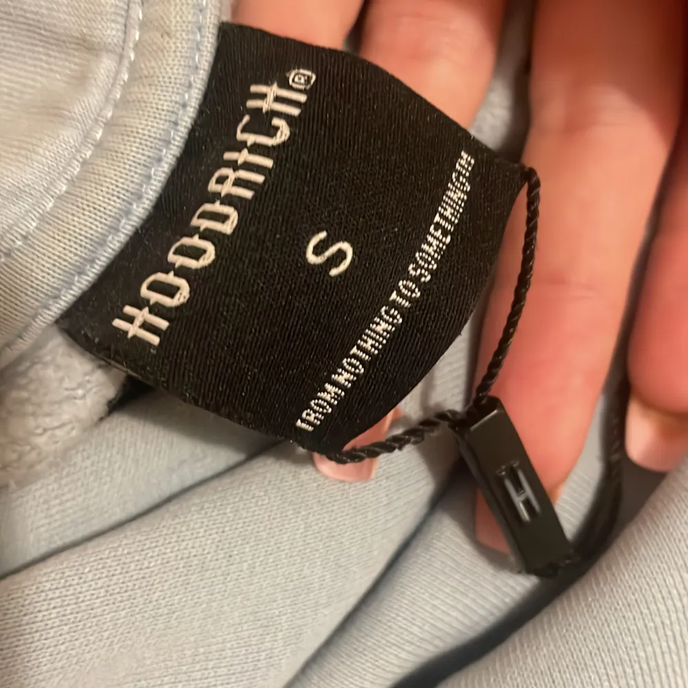 Hoodrich hoodie i färgen blå. Oanvänd tråden från prislappen sitter kvar. . Hoodies.