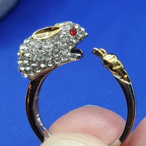 Söt ring kanin st 18 - Ring med strass st 18 ✨️✨️✨️Titta igenom alla mina upplagda och köp fler saker i bundle för att spara på frakten och få allt du köpt i ett och samma paket✨️✨️✨️