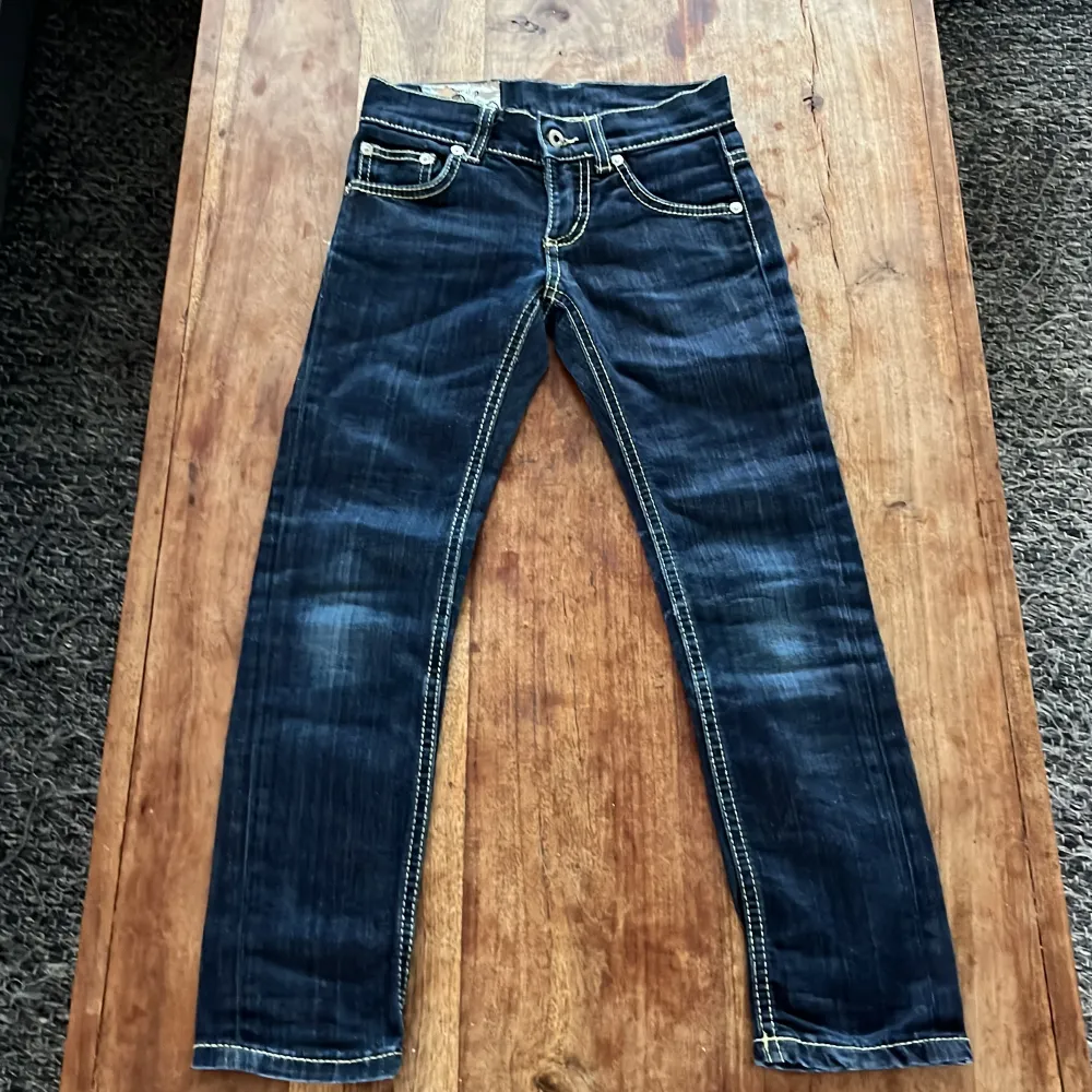 Tja! Säljer ett par feta Dondup jeans. Storlek 130cm 8y dem är 10/10 skick tycker jag. Skicka till mig om ni har frågor eller något!☺️. Jeans & Byxor.