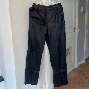 Skinnbyxor - Svarta skinnbyxor från NAKD i storlek 36 Använda men hela och rena
