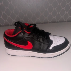 Jordan 1 low - Använda fåtal gånger, är i bra skick och nästan som nya. Pris går att diskutera vid snabb och seriös affär! Passar strl 38-39