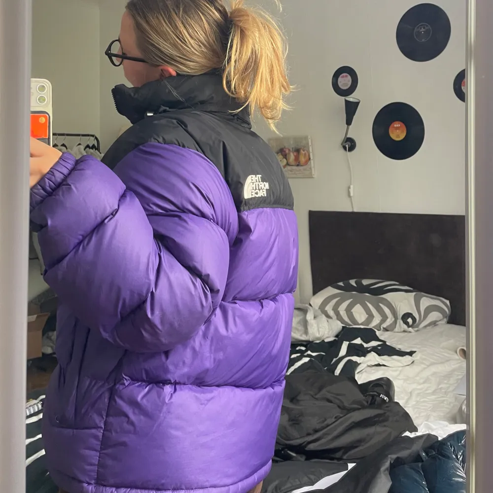 Intresse koll på min lila north face vinter jacka. Är i fint skick!. Takit.