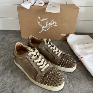 Christian Louboutin skor - Ett par tvärfeta loubs som är i fint skick!  De är storlek 42 men passar även 43. Hälarna är lite uppnötta men det inget man tänker på. De kommer med låda, dustbags, kvitto, 3 extra spikar. De har spikar fram och bak som är jävligt snygga! 