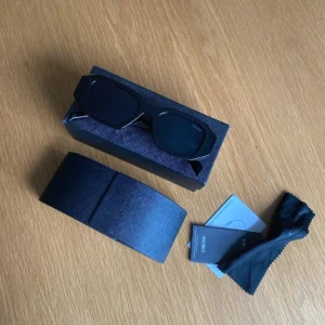 Glasögon  - Prada liknande glasögon. 