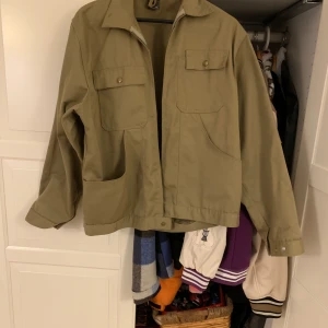 Retro arbetsjacka - Det är en storlek M men den är lite kort i längden sp skulle kunnas användas som S Det är ett håll vid baksidan men det syns inte när du har på dig jackan(bild på hållet på sista bilden)