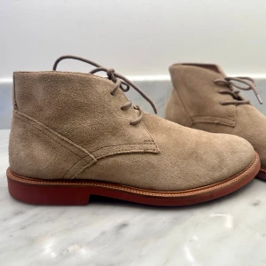 Ralph Lauren Chukka kängor - Mocka/läder beiga vinterskor från RL. Ser  ej storlek men jag är 41 och dom är lite större så 42. Gummisula så perfekt för svensk vinter. Väldigt fint skick!! 