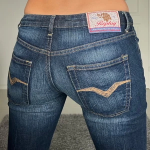 Replay - Midjemått: 37cm rakt över, innerbenslängd: 77cm 💕