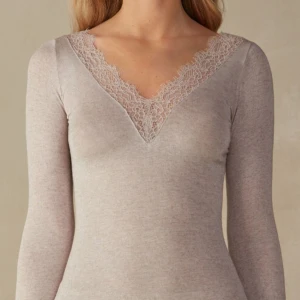 Intimissimi tröja - Intimissimi tröja med spets köpt här på Plick 💕💕Varsågod att använda köp nu!