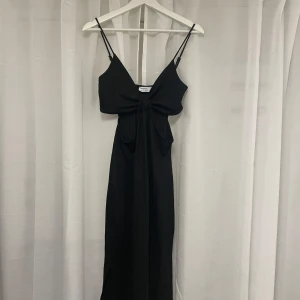 Långklänning  - Långklänning från bershka, använd max tre gånger som nu bara ligger i garderoben