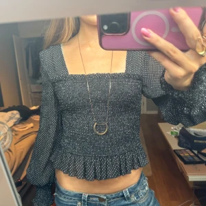 smockad topp - prickig smockad topp från H&M 