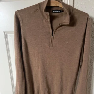 J.Lindeberg halv zip - En snygg och klassig half zip i merinoull i strlk S. Sitter väldigt skönt men säljer den då jag använt den mindre än vad jag trott. Skicket är väldigt bra 7,5/10. Hör gärna av er vid funderingar. Snabb affär=billigare pris :) Nypris ca 1699