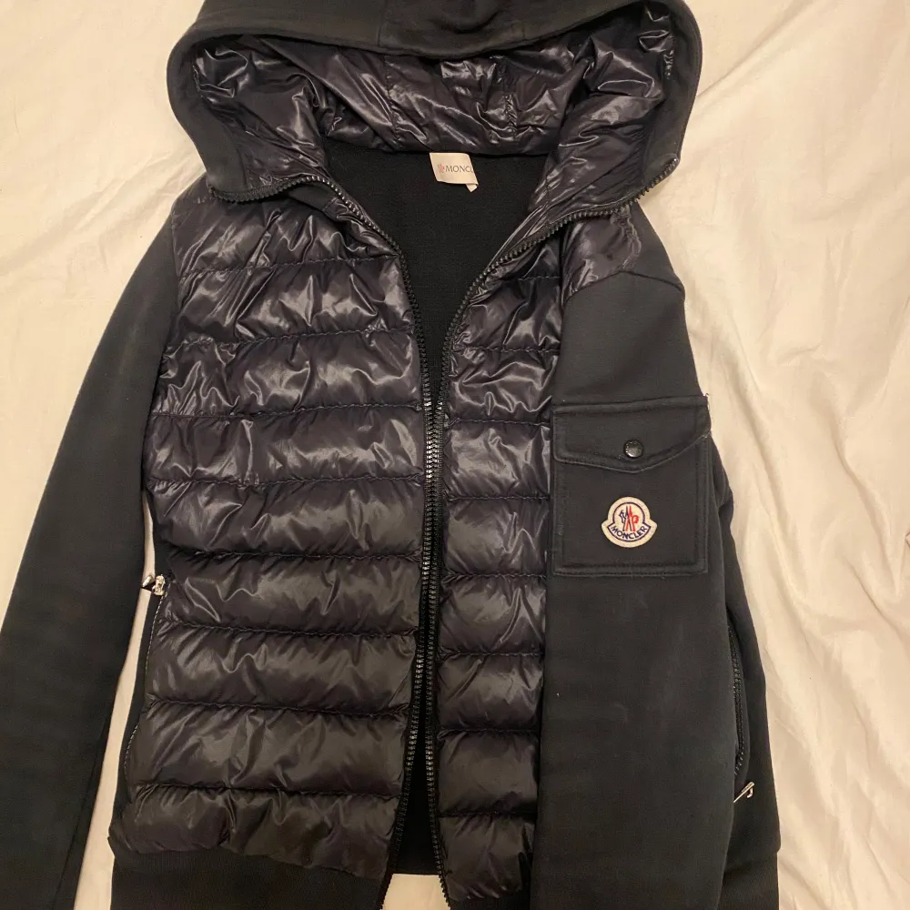 Säljer min moncler cardigan! Den är hyfsat använd men har inga synliga defekter (förutom hålet i fickan på bild 3). . Jackor.