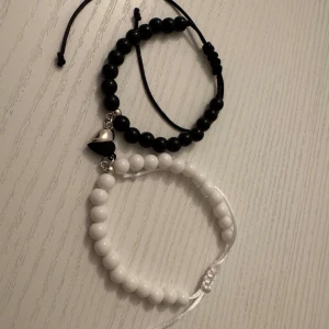 Makramé armband med magnet 🤍♥️ -  Nytt armband görs vid varje köp och Handgjord av oss Går även att designa ett eget smycke Köp sker via DM eller vår hemsida 