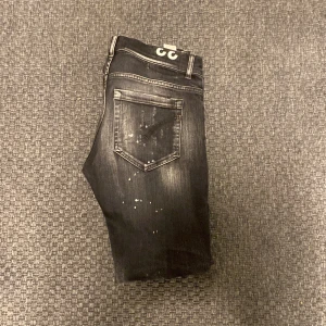 Dondup  - Säljer mina feta dondup jeans då jag inte får användning av dem men dem är i riktigt bra skick 9/10   Har använt dem ett fåtal gånger! Ny pris 4500kr  Passar storlek 32 som Jag har! Köpt i affär på United Fasion