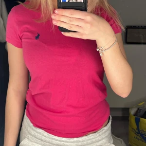 Ralph luren  - Knappt använde polo tröja Ralph lauren. Rosa jätte fin stl xxs, säljer då den är för liten för mig.