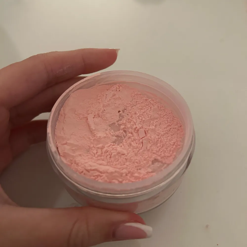 säljer detta pink puder från W7. Skönhet.