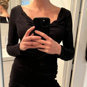 Klänning Forever 21 - Forever 21 klänning. Svart strl M ! Perfekt som vinterklänning/ höst.