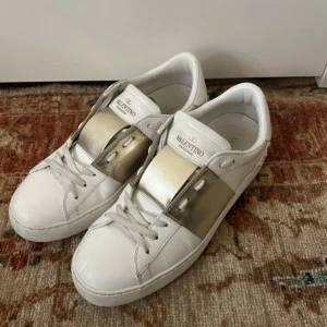 Valentino skor - Säljer mina fina valentinoskor i storlek 39. De är i superfint skick!