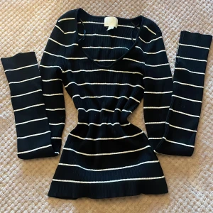 Svart vit randig tröja - Långärmad randig tröja i svart och vit. Använd 2 gånger, bra skick. 🤩Tror jag köpte den för 100kr🥰