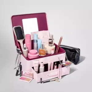 CAIAs Beauty Adventskalender för 2024 är här. Med 27 full-size produkter, inklusive älskade bästsäljare och nya, exklusiva produkter, får du allt från makeup och hudvård till hårvård och verktyg – till ett värde av 8000 kr . Oöppnad kartong helt ny