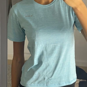 Ljusblå t-shirt från SOC - Säljer en ljusblå tränings t-shirt från SOC i storlek S/M. Den är i nyskick. Köparen står för frakten.