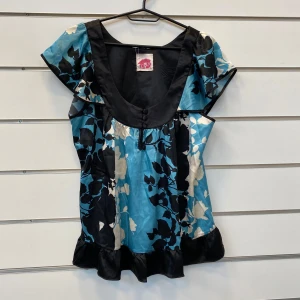 Lipsy Topp 2000s y2k - En snygg topp i blå, svart och vit färg ifrån märket lipsy. U-ringad.  I bra skick med inga defekter  Storlek 14 men passar som en Large   Skriv ifall du har några fler frågor!