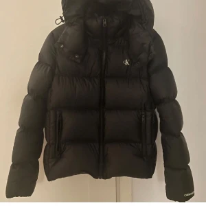 Calvin Klein jacka - Jättefin Calvin Klein jacka mycket bra skick och inga defekter. Storlek M men passar som S eftersom den är liten i storleken.
