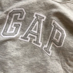 GAP hoodie - Den är i storlek M men passar bra för xs/s 💕Fint skick den är använd väldigt mycket o lite nopprig