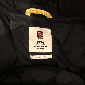 Fjällrävenjacka Lite - Säljer min Fjällrävenjacka, den som är lite kortare, då jag aldrig använder den! Använd två ggr på stan typ men inget för mig, supersnygg och ser helt ny ut! Kvitto finns!❣️