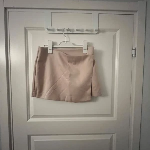 Kjol - En beige kjol från SHEIN bra kvalitet, är inte använd nån gång.