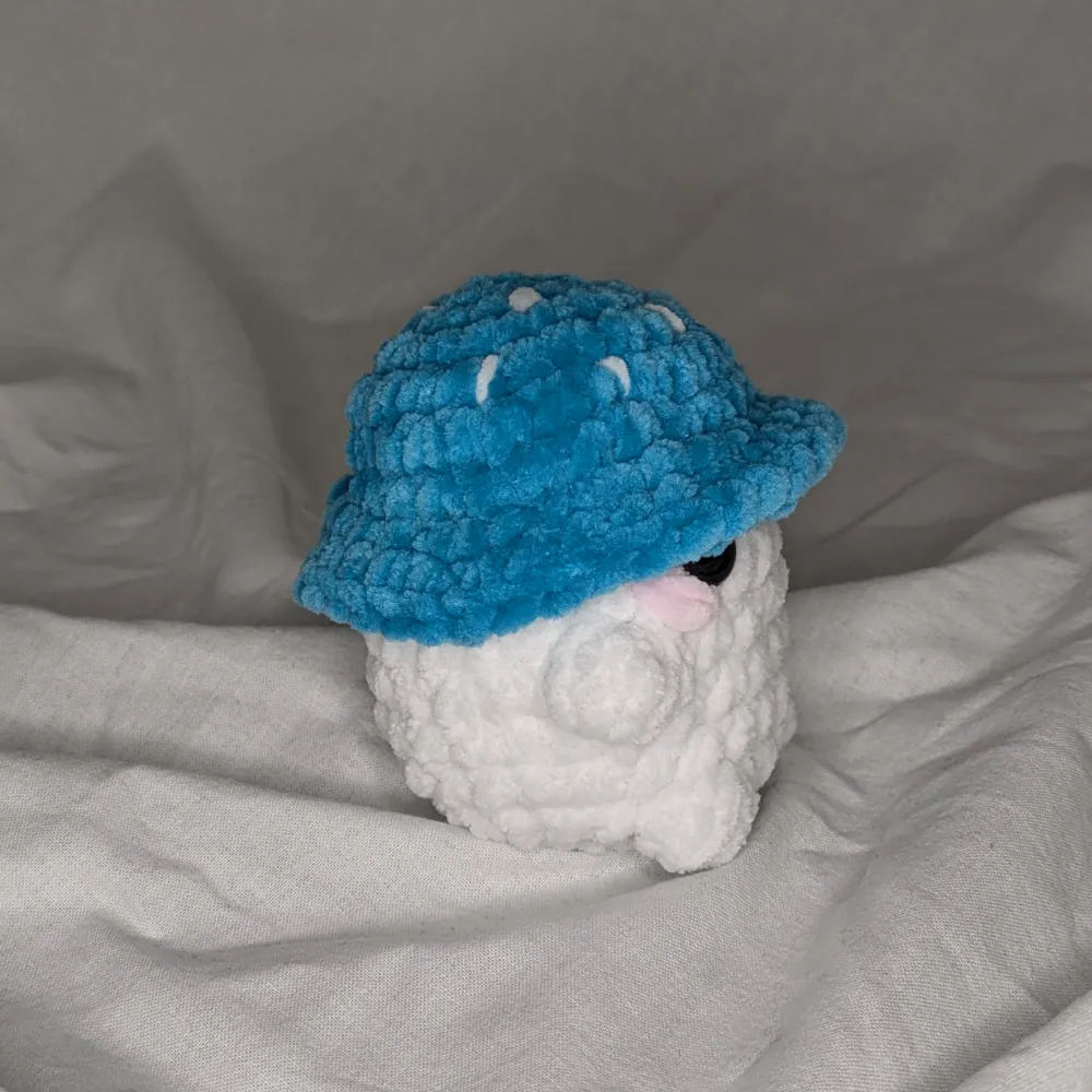 Höjd: 9cm Bred: 7cm Det är en egenvirkad moshroom boi som är gjord på fluffigt garn som är 100% polyester . Övrigt.