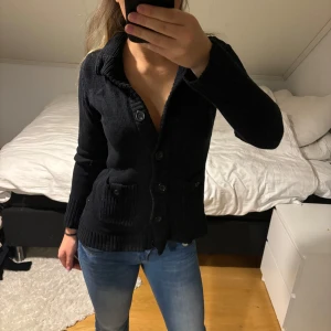 Kofta - Mysig kofta nu till höst och vinter. Går att ha både över ett linne som kofta och bara som ”stickad tröja”  Skriv för mer info💕