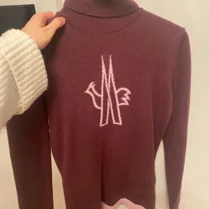 Polotröja Moncler  - Polotröja i Ull från Moncler, perfekt skick 