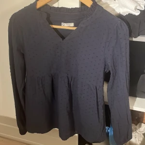 Mörkblå blus - Jätte fin mörkblå blus säljer då den börjar bli lite liten❤️