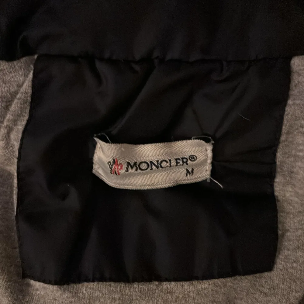 Säljer min Moncler väst i storlek M en gammal model då det inte finns en Qrkod skick 9,5/10 köpt för 1,200kr mit pris 600kr priset är inte hugget i sten!!! Skriv om funderingar var inte rädda att fråga 😁. Jackor.