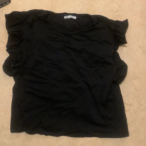 T-shirt från zara i bra skick! - Inte använd så mycket köpt för 2 år sen i bra skicka 