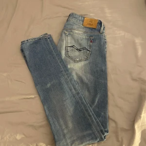 Replay Jeans storlek 25 - Säljer nu ett par feta replays i storlek 25(INTE w25) Med måttband är de ca 100 cm långa i benen. Köpta på plick för 899kr men mitt pris är 299kr💵 De är fint skick och typ aldrig använda.De är skinny men sitter som lite tajtare slimfit. Fem ficks design (små fickor) Perfekt för alla årstider✌️ 