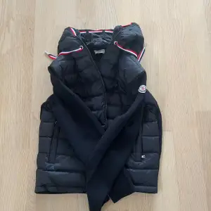 Tja! Jag säljer min moncler cardigan då den är för liten. Jackan är bara använd 3 gånger, skick 9/10. Jackan är storlek L men passar dig som har S/M. Priset kan diskuteras vid snabb affär.