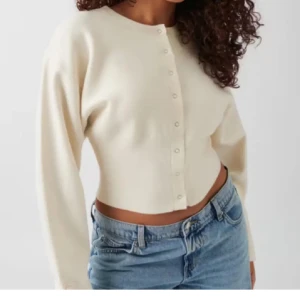 Kofta från Gina  - Säljer min jättefina kofta fast i svart! Aldrig använd, nypris 400❤️