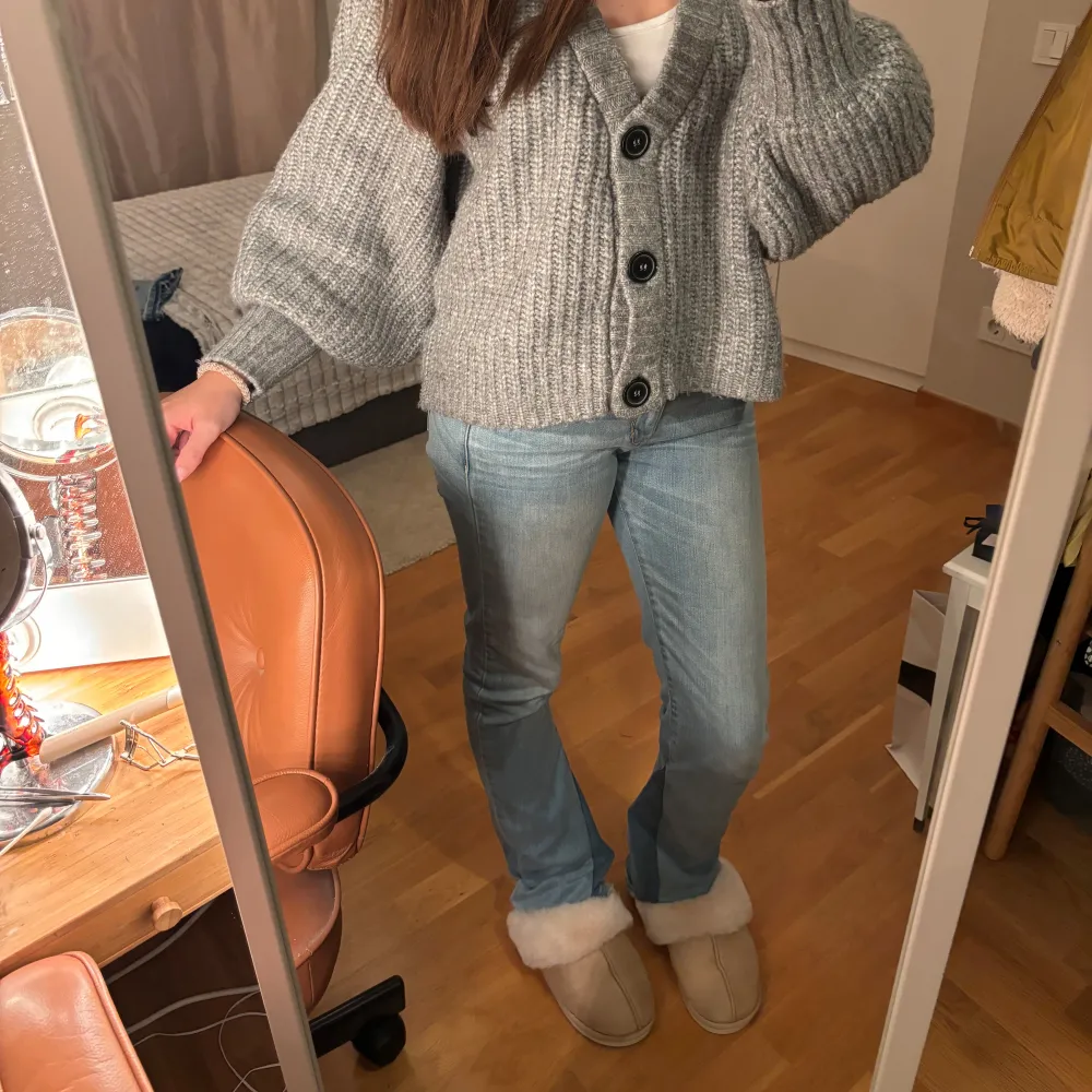 Säljer ett par snygga ljusblå jeans från Abercrombie & Fitch. De är i en klassisk straight stil och har en låg midja! De är i bra skick och har en skön passform. Har sytt om dom för att göra dom mer utsvängda och tajtare i midjan!💕. Jeans & Byxor.