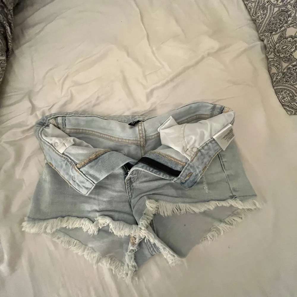 säljer de här jätte snygga jeansshortsen som inte kommer till användning, storlek 38 men passar säkert 36 också man kan vika ner de så de blir lågmidjade. Shorts.