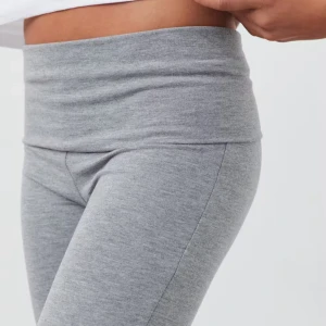 Virala Yoga pants från Gina Tricot - Säljer ett par grå leggings från Gina Tricot i storlek 146/152. De är superbekväma med en låg midja och bootcut-stil. Perfekta för både vardag och avslappnade tillfällen. Materialet är mjukt och stretchigt, vilket gör dem sköna att bära hela dagen. Ny pris 200kr