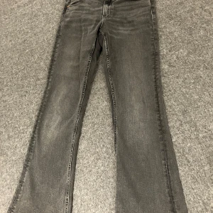 Grå bootcut jeans storlek 158 från Gina. - Säljer ett par grå bootcut jeans i bra skick. Storlek 158 från Gina.