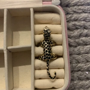 Leopardformad ring i guld och svart - Snygg leopardformad ring i guld med svarta fläckar. Perfekt accessoar för att ge din outfit en djärv touch. Den är detaljerad och har en elegant design som passar både till vardags och fest. 🐆✨