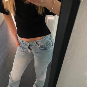 Säljer ett par snygga ljusblå jeans i jättebra sick. De är mid waist men sitter low waist de ser ni på bilden.  O dem sitter low waist på mig o även tjejen på bilden, Den bilden är tagen från en tjej jag köpte dem av men när jag fick dem kom de tyvärr aldrig till användning. Perfekta för både vardag och fest! 🕺och så sjukt snygga!!