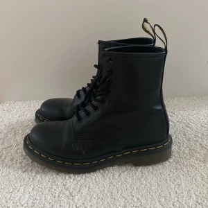 Svarta dr martens boots - Säljer ett par klassiska svarta boots i skinn med snörning. Köpta för ca 2000 men säljer för 599🙌🏼💗 Perfekta nu till vintern och våren! Nästan aldrig använda. 🤩