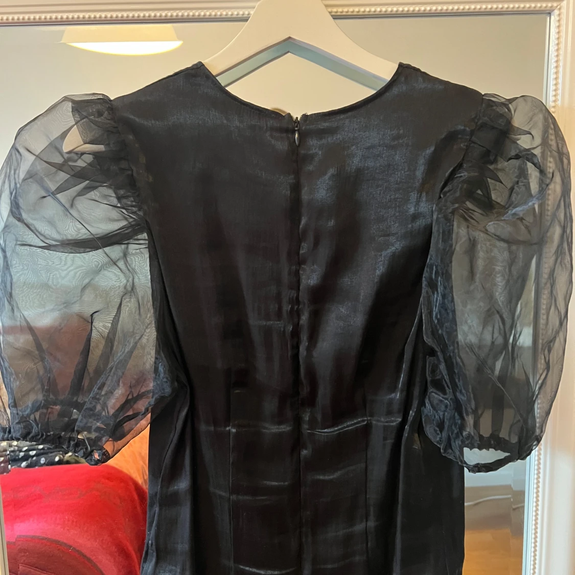 Svart blus med puffärmar - 90