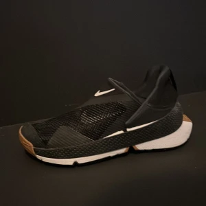 Nike fly ease skor - Nike skor som en del av en limiterad Nike fly ease serie, serien handlar om att man inte ska behöva använda händerna till att sätta på skorna. Skorna är lätta att sätta på och extremt sköna på foten. Dem är lätta och sköna under sommaren pris kan diskuteras.                                                              Nypris: 1500     